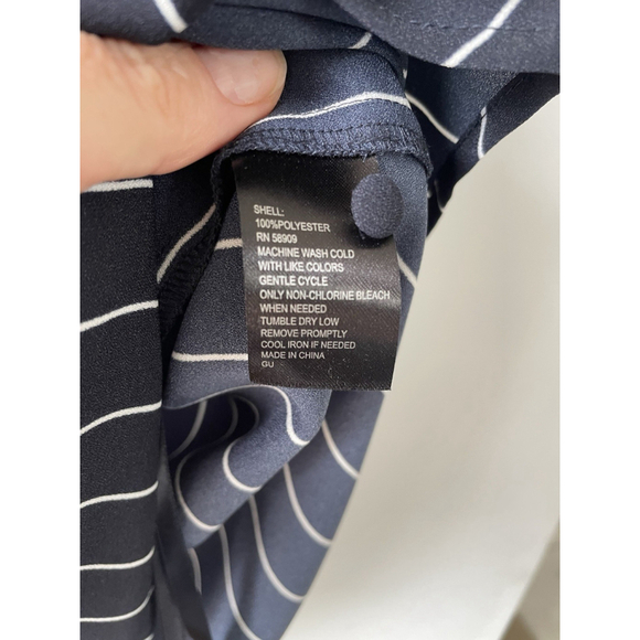 NWT Alex Marie Navy And Ivory Striped Sleeveless Lightweight Blouse Size Small - Picture 6 of 7